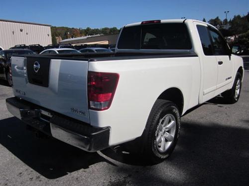 Nissan Titan 2010 photo 2