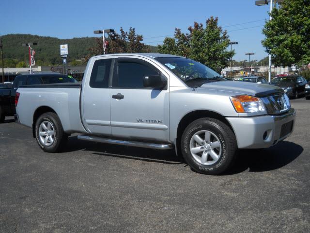 Nissan Titan SE Pickup