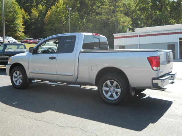 Nissan Titan 2010 photo 2