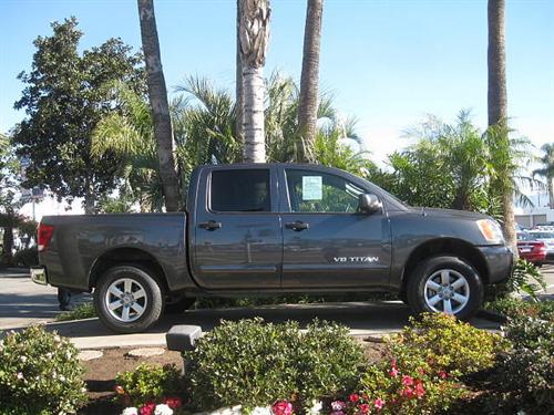Nissan Titan 2010 photo 1