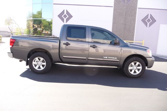Nissan Titan 2010 photo 1