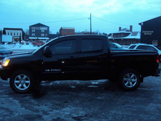 Nissan Titan 2010 photo 1