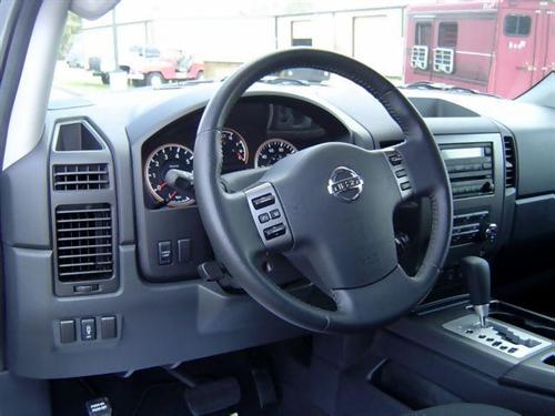 Nissan Titan 2010 photo 2