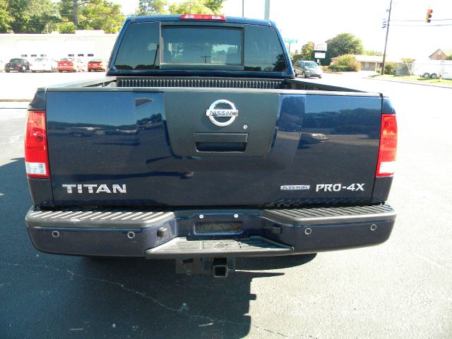 Nissan Titan 2010 photo 1