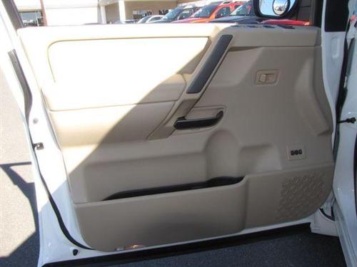 Nissan Titan 2010 photo 3