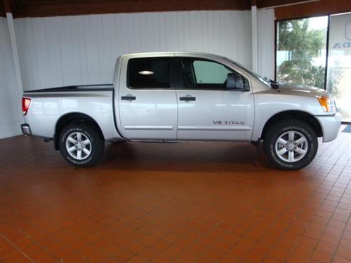 Nissan Titan 2010 photo 2