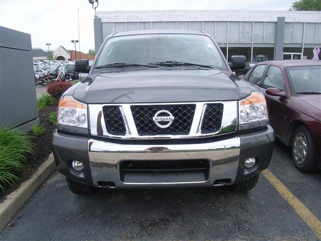 Nissan Titan SE Pickup