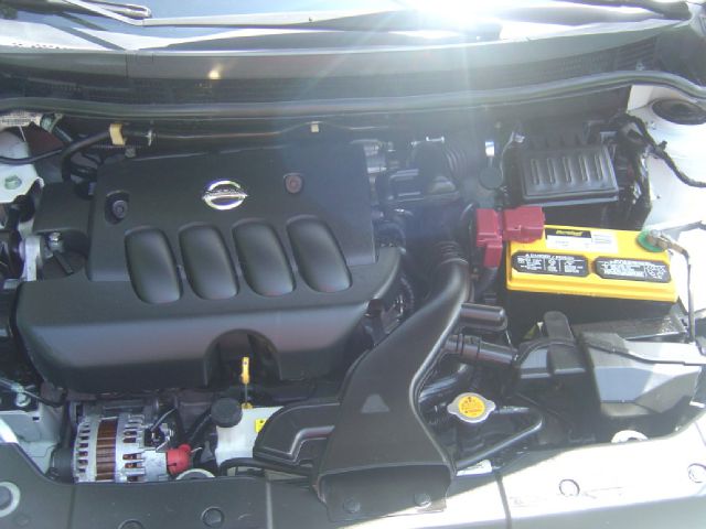 Nissan Versa Crew Cab Standard Box 2-wheel Drive SLE Sedan