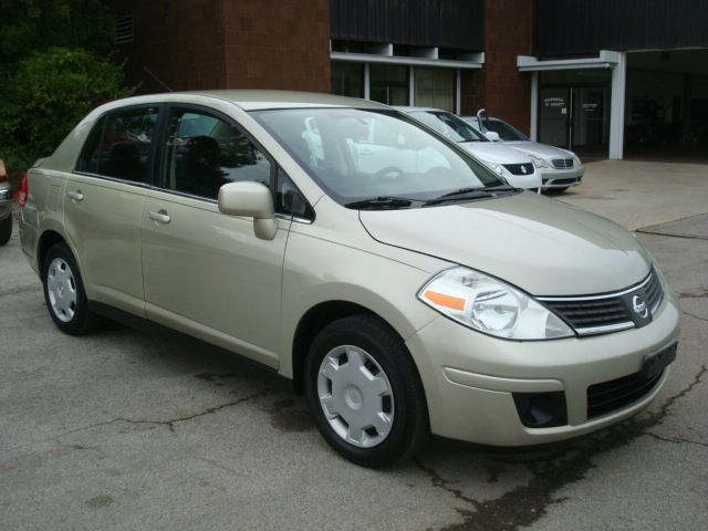 Nissan Versa 1500 SLE 4WD Sedan