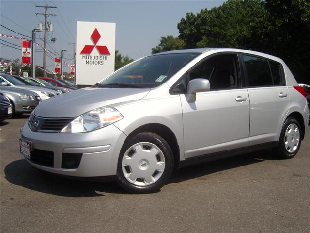 Nissan Versa Crew Cab Standard Box 2-wheel Drive SLE Hatchback