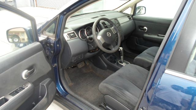 Nissan Versa 1500 SLE 4WD Sedan