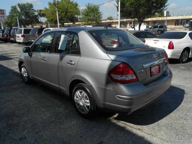 Nissan Versa Crew Cab Standard Box 2-wheel Drive SLE Sedan