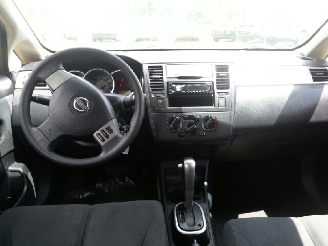 Nissan Versa Crew Cab Standard Box 2-wheel Drive SLE Sedan