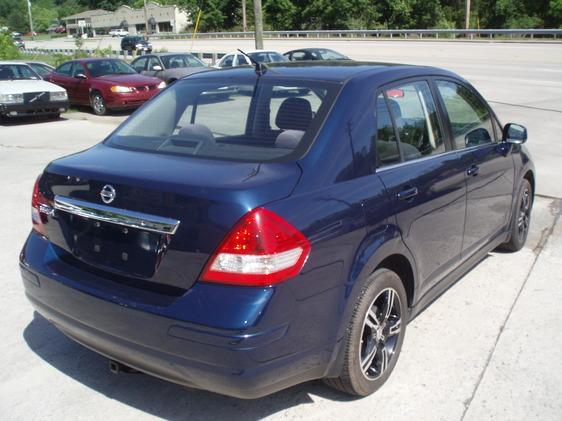 Nissan Versa Crew Cab Standard Box 2-wheel Drive SLE Sedan