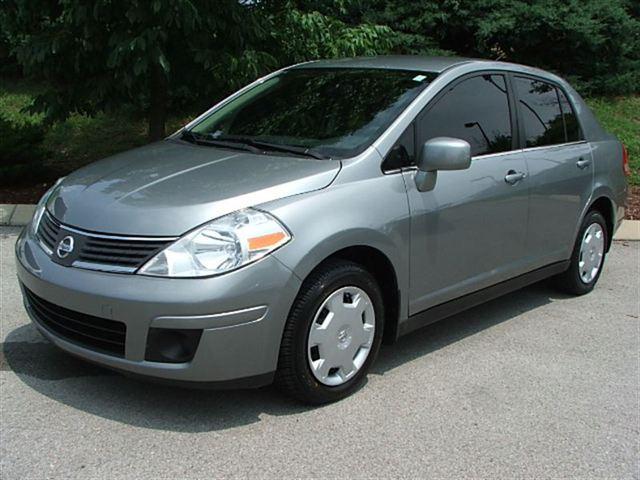 Nissan Versa 15 Sedan