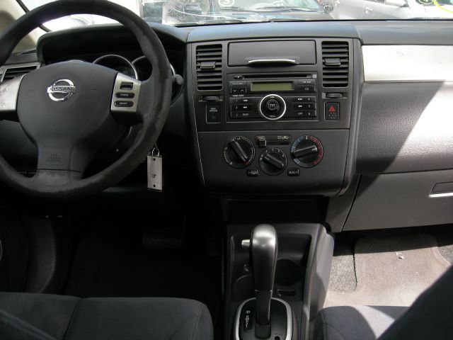 Nissan Versa Crew Cab Standard Box 2-wheel Drive SLE Sedan