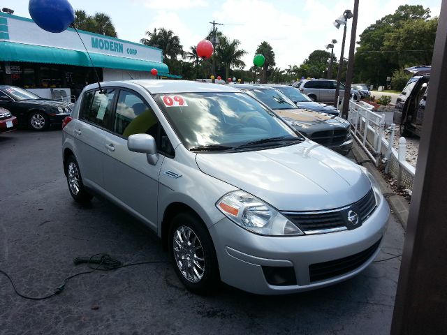 Nissan Versa Carrera C4S Hatchback