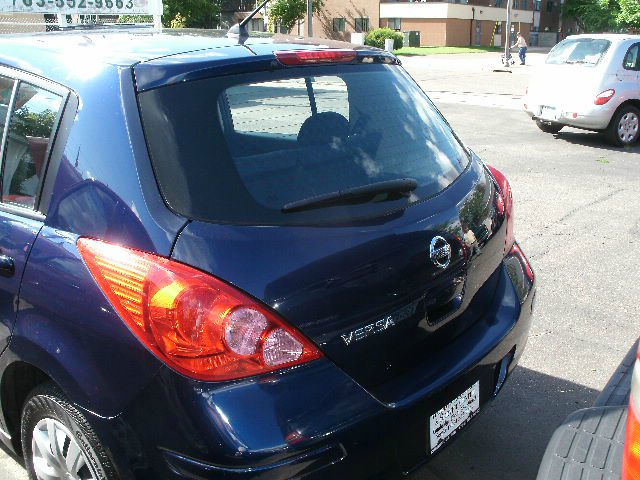 Nissan Versa Carrera C4S Hatchback