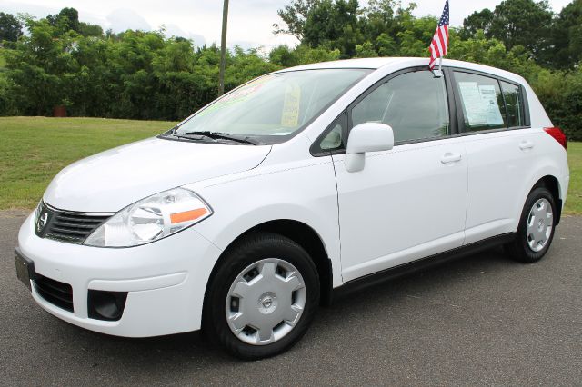 Nissan Versa Carrera C4S Hatchback
