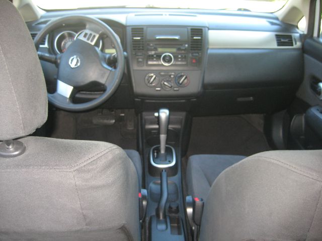 Nissan Versa 2009 photo 2