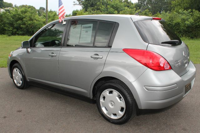 Nissan Versa Carrera C4S Hatchback