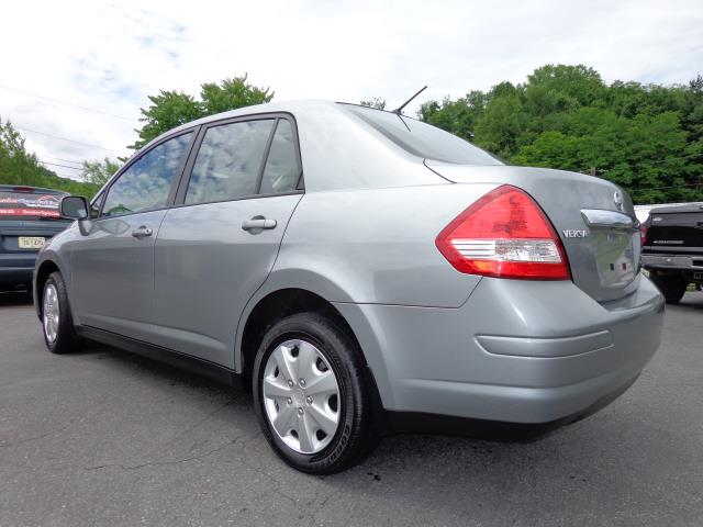 Nissan Versa 2010 photo 1