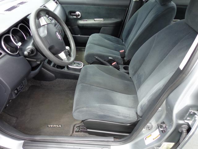Nissan Versa 2010 photo 3