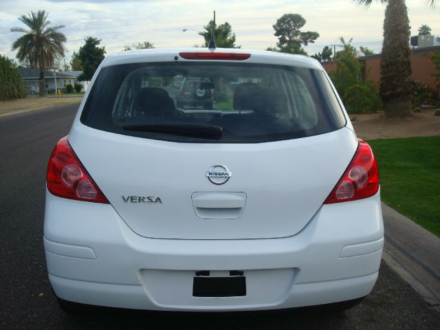 Nissan Versa 2010 photo 0