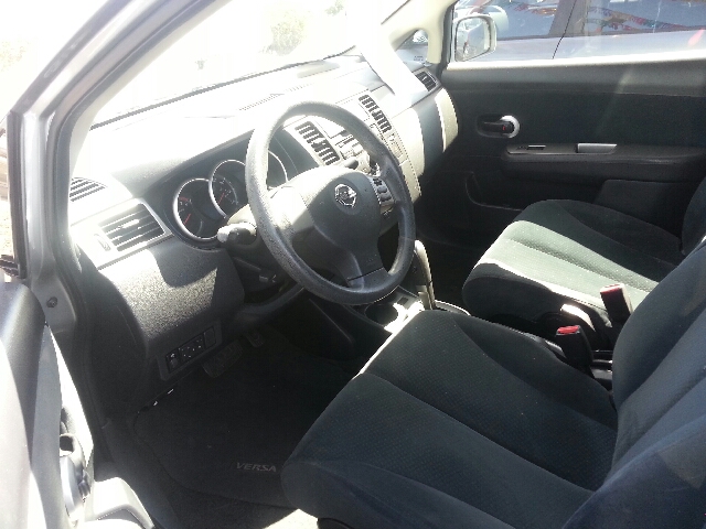 Nissan Versa Crew Cab Standard Box 2-wheel Drive SLE Sedan