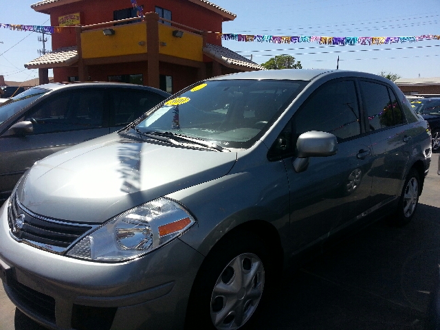 Nissan Versa 2010 photo 2