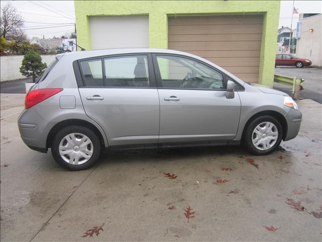 Nissan Versa 2010 photo 3