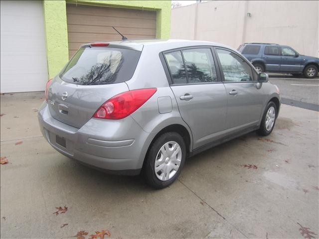 Nissan Versa 2010 photo 4