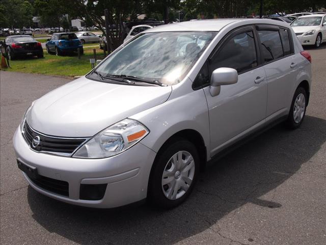 Nissan Versa 2010 photo 2