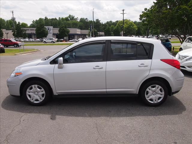 Nissan Versa 2010 photo 4