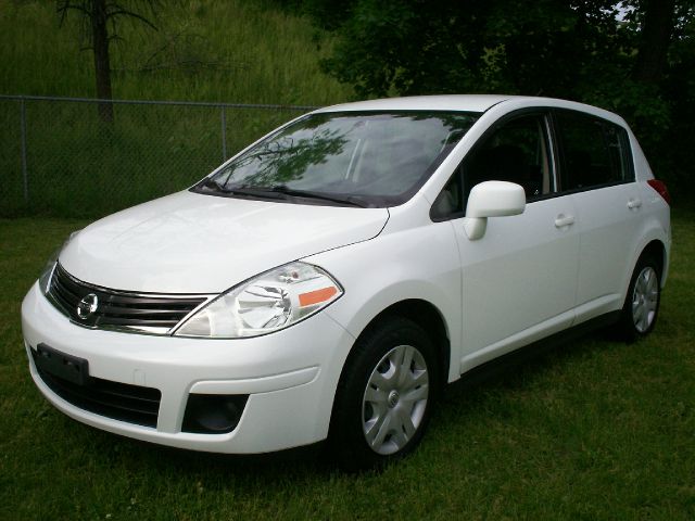 Nissan Versa 2010 photo 2