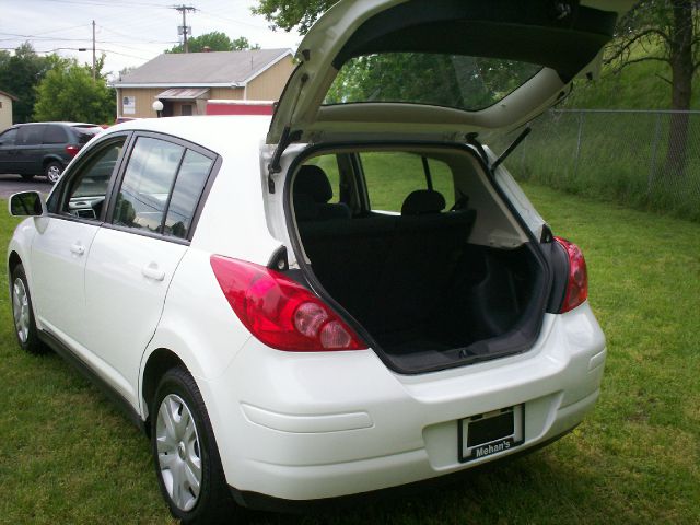 Nissan Versa 2010 photo 3