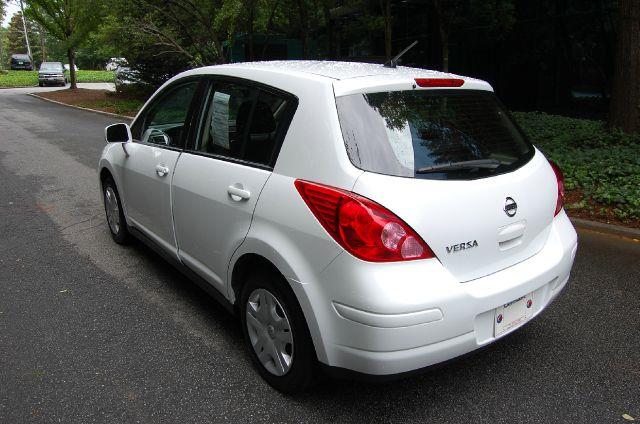 Nissan Versa 2010 photo 1