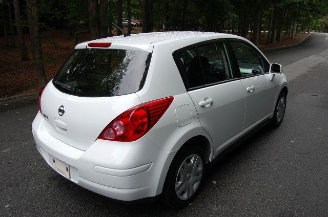Nissan Versa 2010 photo 2