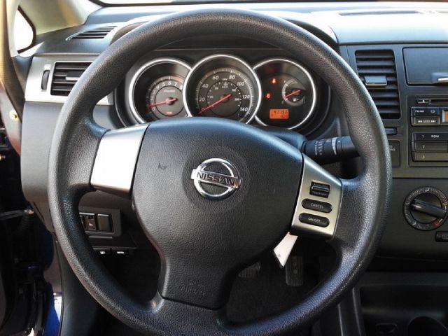 Nissan Versa Crew Cab Standard Box 2-wheel Drive SLE Sedan