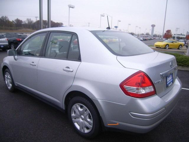 Nissan Versa 2010 photo 1