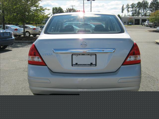 Nissan Versa 2010 photo 2