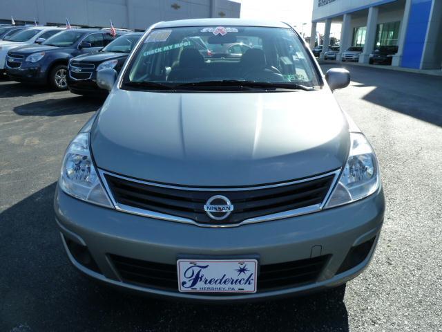 Nissan Versa 2010 photo 1