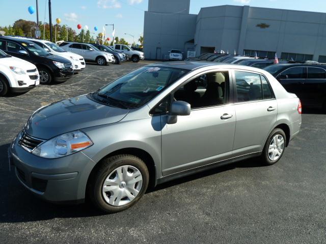 Nissan Versa 2010 photo 2