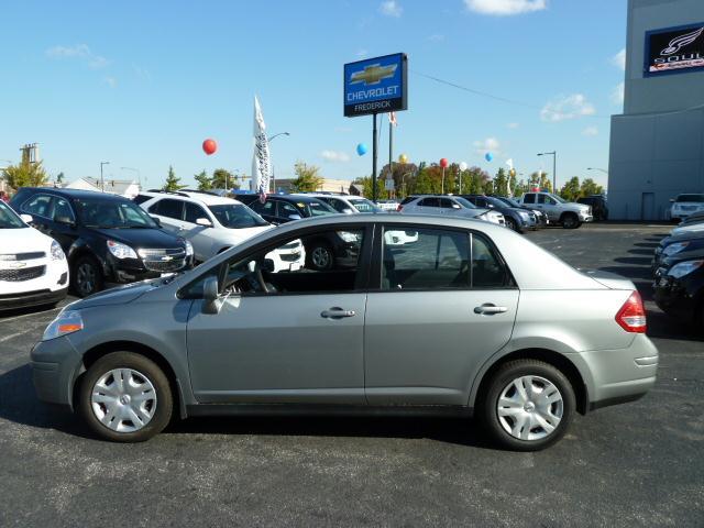 Nissan Versa 2010 photo 3