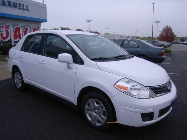 Nissan Versa 2010 photo 2