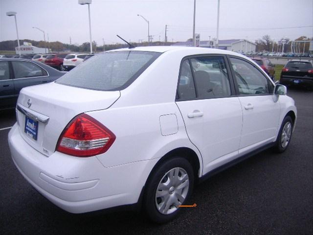 Nissan Versa 2010 photo 3