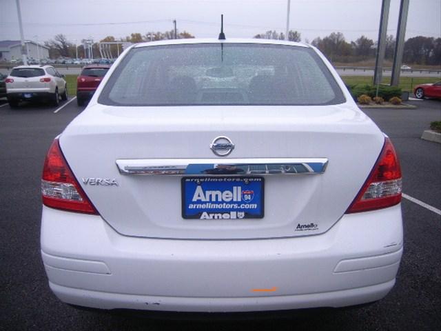 Nissan Versa 2010 photo 4