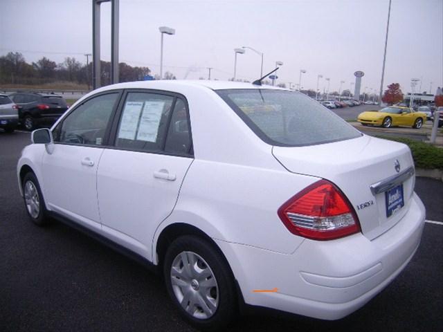 Nissan Versa 2010 photo 5