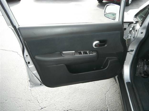Nissan Versa 2010 photo 4