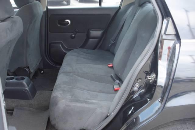 Nissan Versa 2010 photo 2